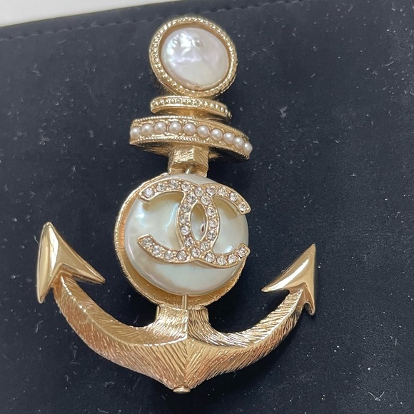 AUTHENTIC NIB CHANEL Gold Anchor Brooch with Mother of Pearl & White Crystals - Picture 3 of 8